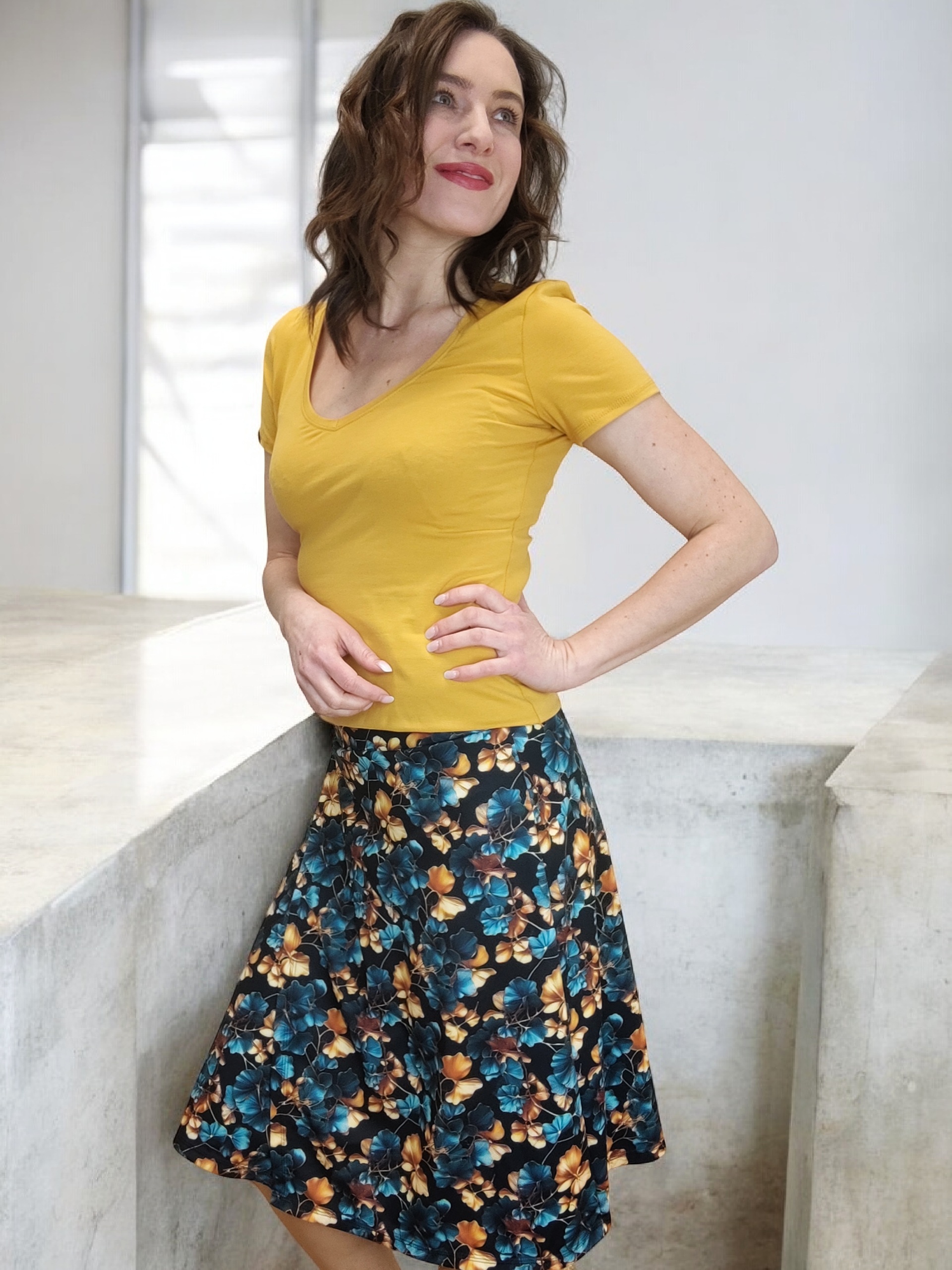 hořčicové tričko s V výstřihem k áčkové sukni elegantní a pohodlný styl